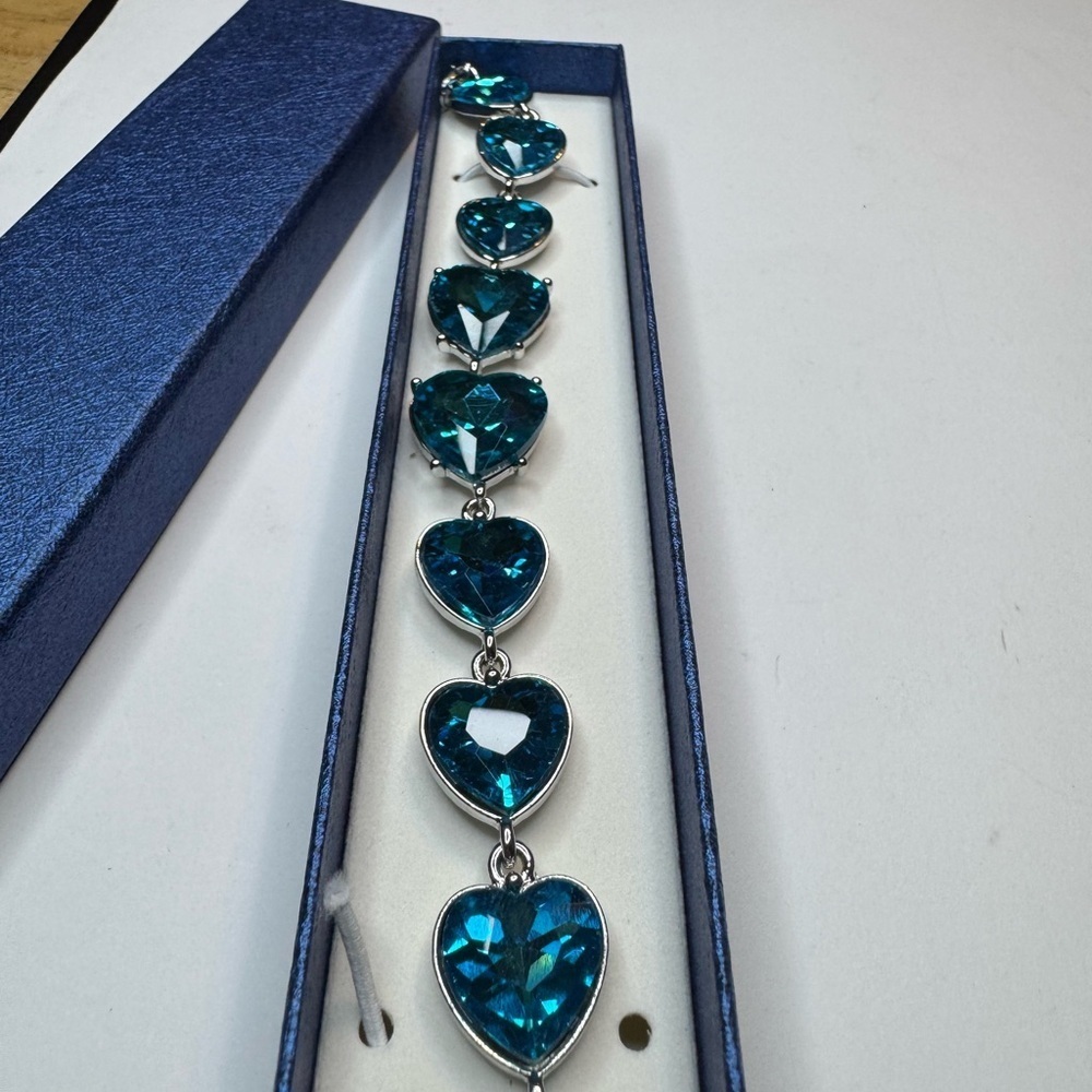 Aqua Blue Color Glass Heart Bracelet in Silvertone (7.50-9.50ln)